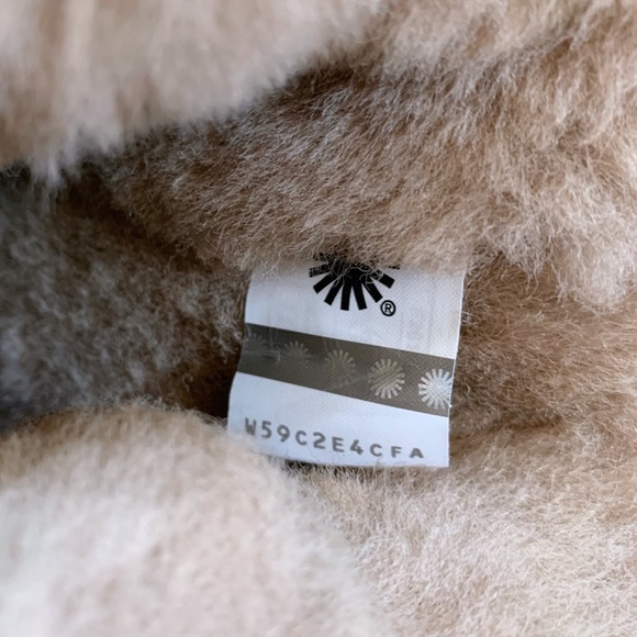 UGG Classic Short Snow Leopard Amphora Boots - Picture 7 of 8